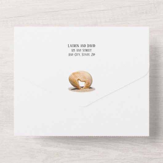 Seashell met een hart op zand, strand, all in one uitnodiging (Achterkant)