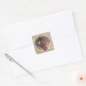 Seashell op zand vierkante sticker (Envelop)