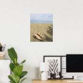 Seashell op zandig strand poster (Thuiskantoor)