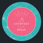 Seashell Pink & Blue Palm Tropical Beach Wedding Ronde Sticker<br><div class="desc">De palmbladpatroonachtergrond met illustratie van lijnillustraties van zeeschol,  witte tekst en roze en blauwe kleurenschema.</div>