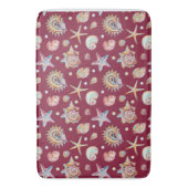 Seashell & Starfish Patroon op Maroon Achtergrond Badmat (Voorkant Verticaal)