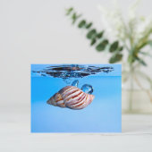 Seashell valt in water briefkaart (Staand voorkant)