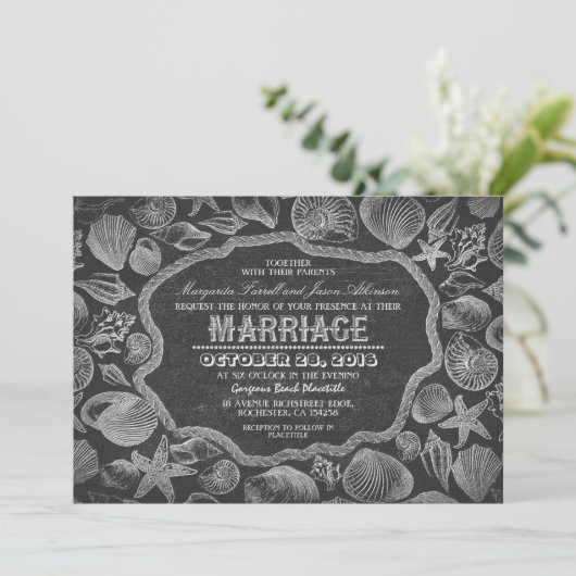 Seashells Black Beach bruiloft uitnodigingen (Staand voorkant)