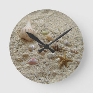 Seashells in Beach Sand Ronde Klok