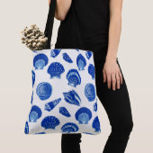 Seashells - kobalt blauw op een witte achtergrond tote bag (Dichtbij)