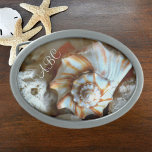 Seashells Monogrammed Coastal Beach Gesp<br><div class="desc">Een natuurlijk mooie fotografische riemgesp met een romige witte en aardse oranje natuurlijke schelp met gepersonaliseerde Monogram of Initialen. Dit is originele beachfotografie van JLW_PHOTOGRAPHY.</div>