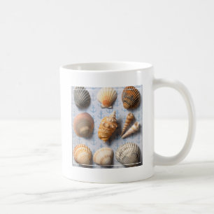 Seashells op ankerachtergrond koffiemok