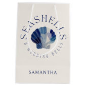 Seashells Wedding Bells Blue Beach Party Gast Medium Cadeauzakje (Achterkant)