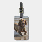 Seaside Fun: Cocker Spaniel bij Play in the Ocean Bagagelabel (Voorkant verticaal)