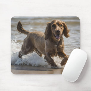 Seaside Fun: Cocker Spaniel bij Play in the Ocean Muismat