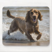 Seaside Fun: Cocker Spaniel bij Play in the Ocean Muismat (Voorkant)