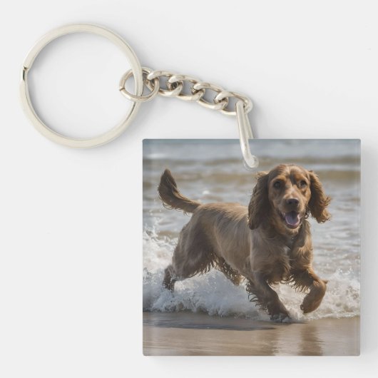 Seaside Fun: Cocker Spaniel bij Play in the Ocean Sleutelhanger (voorkant)