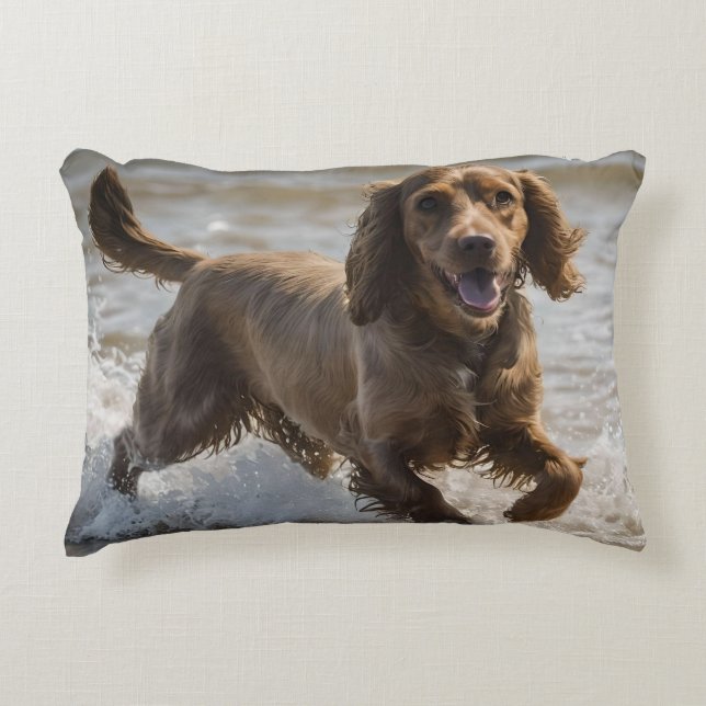 Seaside Fun: Een Cocker Spaniel Spelen in de Oceaa Accent Kussen (Voorkant)