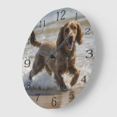 Seaside Fun: Een Cocker Spaniel Spelen in de Oceaa Grote Klok (Hoek)