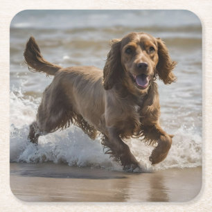 Seaside Fun: Een Cocker Spaniel Spelen in de Oceaa Kartonnen Onderzetters