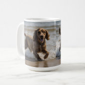 Seaside Fun: Een Cocker Spaniel Spelen in de Oceaa Koffiemok (Voorkant links)