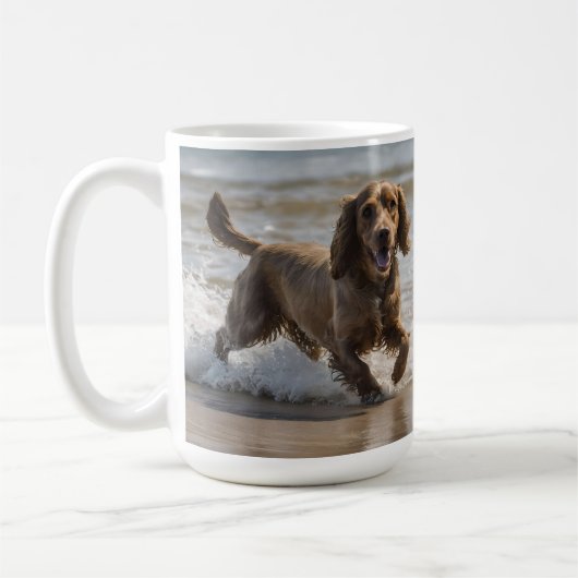 Seaside Fun: Een Cocker Spaniel Spelen in de Oceaa Koffiemok (Links)