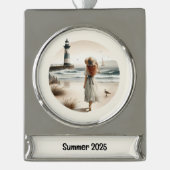 Seaside Lighthouse Stroll Verzilverd Banner Ornament (Voorkant)