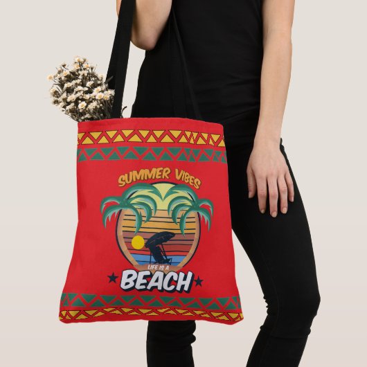 Seaside Serenity op rode achtergrond Tote Bag (Dichtbij)