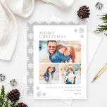 Seasons Greetings Elegant Photo Collage Silver Folie Feestdagenkaart<br><div class="desc">De Elegant kerstvakantie fotocollage kaart kenmerkt de "Groeten van de Seizoen"in echte zilveren folie klassieke tekst en omvat een minimale collage van drie fotoruimten, een douanegroet, en ruimte om de familienaam of familieleden namen te omvatten. Een patroon van zilveren wintersneeuwvlokken accentueert het voorste en een aanvullend wit op een zilvergrijs...</div>