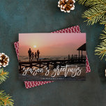 Season's Groeten Brush Letterde Foto Feestdagenkaart<br><div class="desc">Deel een favoriete vakantiefoto van dit vakantieseizoen met deze chique vakantiefotokaarten,  met een witte overlay met handschrift en de tekst "Season's Greetings". Personaliseer met jouw naam(s),  groet en/of jaar. Kaarten keren terug naar een subtiel geometrisch patroon in rijke cranberry rood en wit.</div>