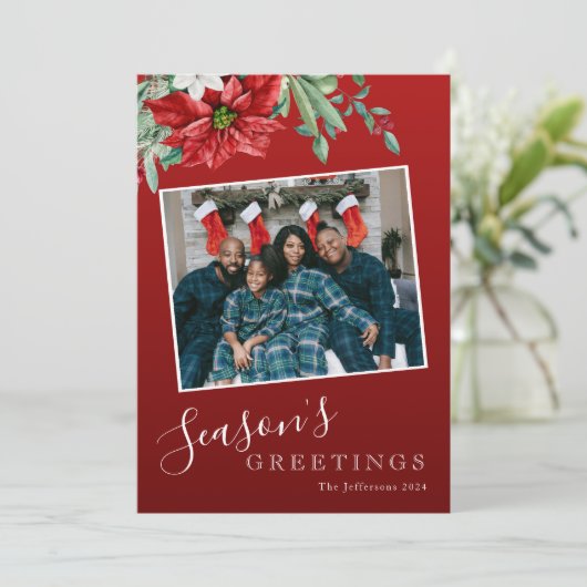 Season's Groeten Familie Foto Rode Kerstmis Feestdagenkaart (Staand voorkant)