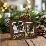Season's Groeten Rustiek Goud Script Foto Folie Feestdagenkaart<br><div class="desc">Betaalbare op maat gemaakte foto-wenskaarten met eenvoudige sjablonen voor aanpassing. Dit rustieke chique ontwerp is voorzien van een 2-fotosjabloon met echte gouden folie scripttekst op een houtachtige achtergrond. Personaliseer het met uw foto's, familienaam, het jaar of andere aangepaste tekst. De achterzijde heeft ruimte voor extra foto's en tekst. Gebruik de...</div>