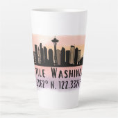 Seattle City Skyline Latitude en Lengtegraad Latte Mok (Voorkant)