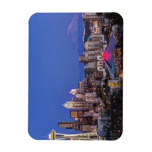 Seattle, Downtown en Mt. Rainier in Twilight Magneet (Verticaal)