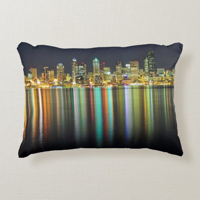 Seattle skyline 's nachts met reflectie accent kussen (Voorkant)