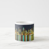 Seattle skyline 's nachts met reflectie espresso kop (Voorkant)