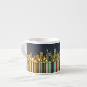 Seattle skyline 's nachts met reflectie espresso kop