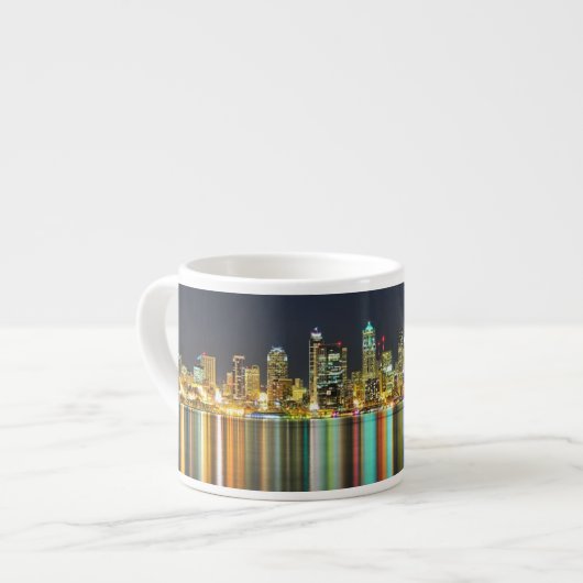 Seattle skyline 's nachts met reflectie espresso kop (Links)