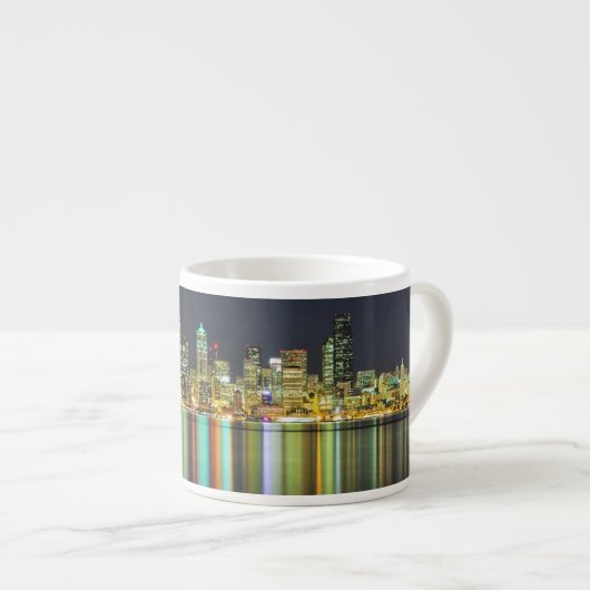 Seattle skyline 's nachts met reflectie espresso kop (Voorkant rechts)