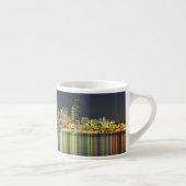 Seattle skyline 's nachts met reflectie espresso kop (Rechts)
