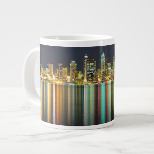 Seattle skyline 's nachts met reflectie grote koffiekop