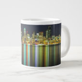 Seattle skyline 's nachts met reflectie grote koffiekop (Voorkant rechts)