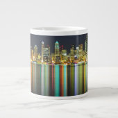 Seattle skyline 's nachts met reflectie grote koffiekop (Voorkant)