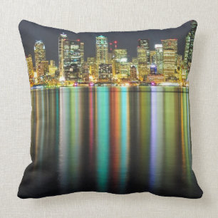 Seattle skyline 's nachts met reflectie kussen