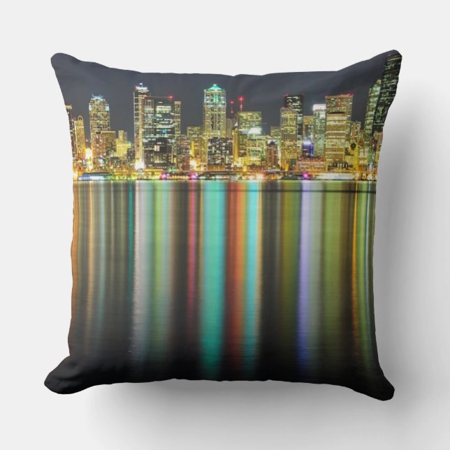 Seattle skyline 's nachts met reflectie kussen (Voorkant)