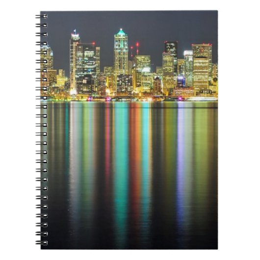 Seattle skyline 's nachts met reflectie notitieboek (Voorkant)