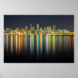 Seattle skyline 's nachts met reflectie poster