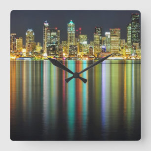 Seattle skyline 's nachts met reflectie vierkante klok