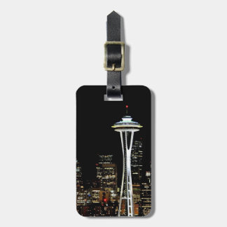 Seattle skyline 's nachts, met Space Needle. Bagagelabel