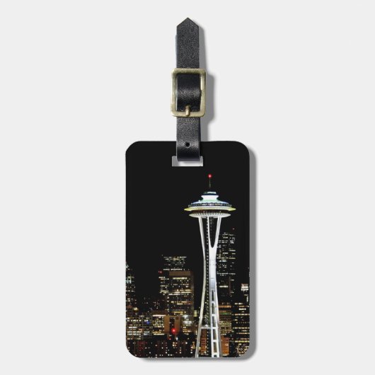 Seattle skyline 's nachts, met Space Needle. Bagagelabel (Voorkant verticaal)