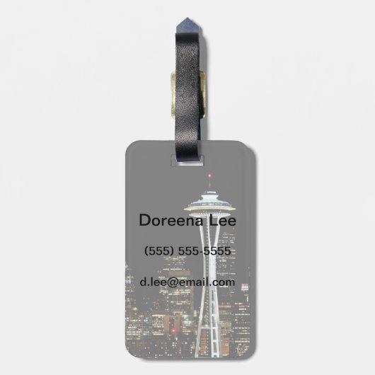 Seattle skyline 's nachts, met Space Needle. Bagagelabel (Achterkant verticaal)