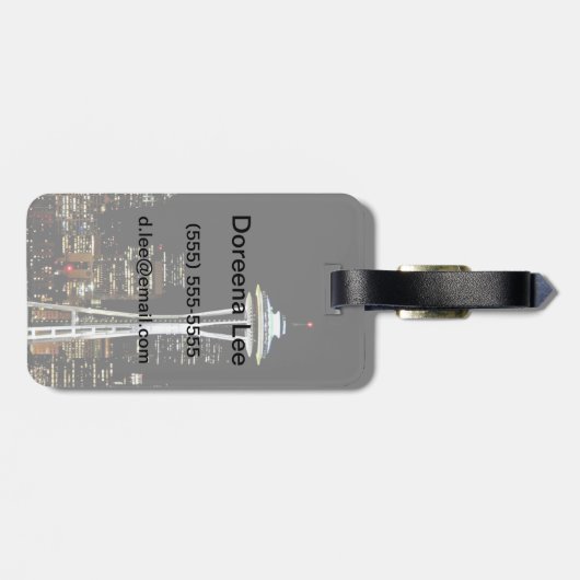 Seattle skyline 's nachts, met Space Needle. Bagagelabel (Achterkant horizontaal)