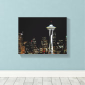 Seattle skyline 's nachts, met Space Needle. Canvas Afdruk (Insitu (Houten vloer))