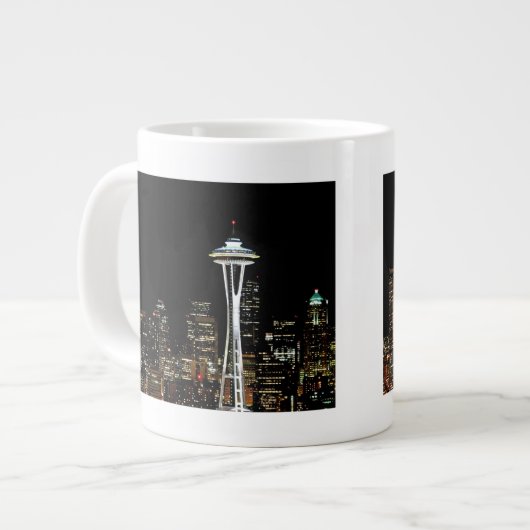 Seattle skyline 's nachts, met Space Needle. Grote Koffiekop (Links)