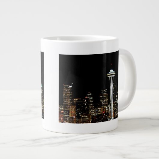 Seattle skyline 's nachts, met Space Needle. Grote Koffiekop (Voorkant rechts)